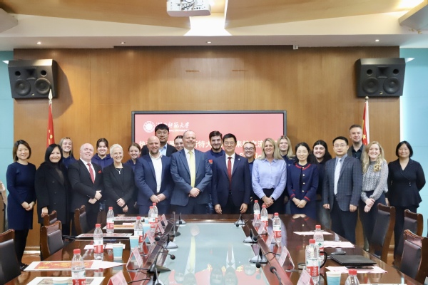 英国奥斯特大学代表团访问威尼斯官网共谋深化合作新篇章